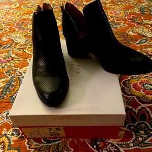 Women’s boots. Barely worn, like new.